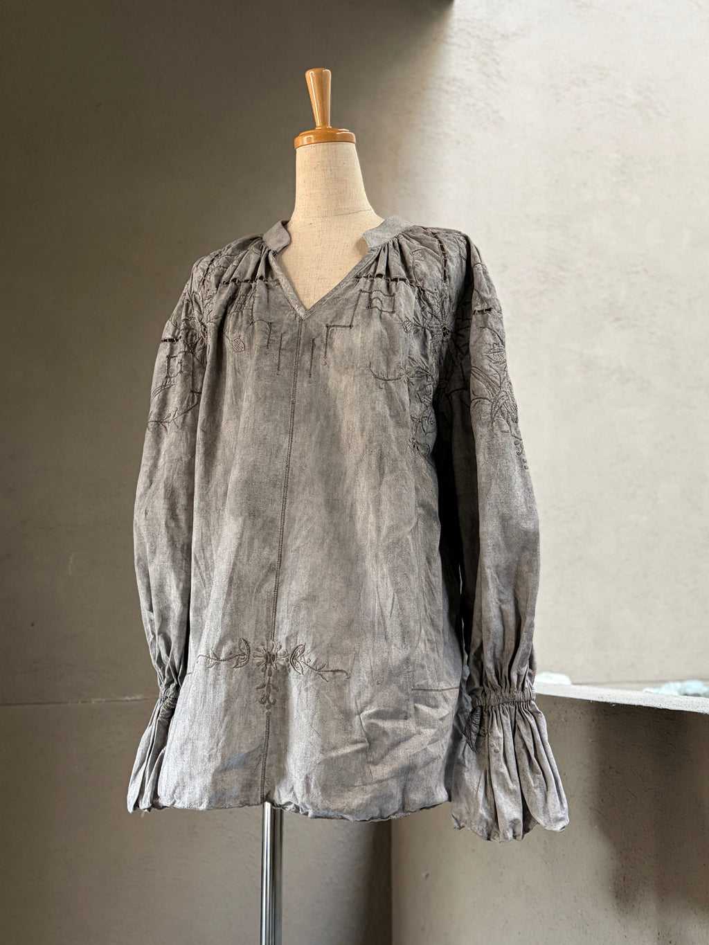 無景（Mukei）– Bengara Dyed Lace Blouse