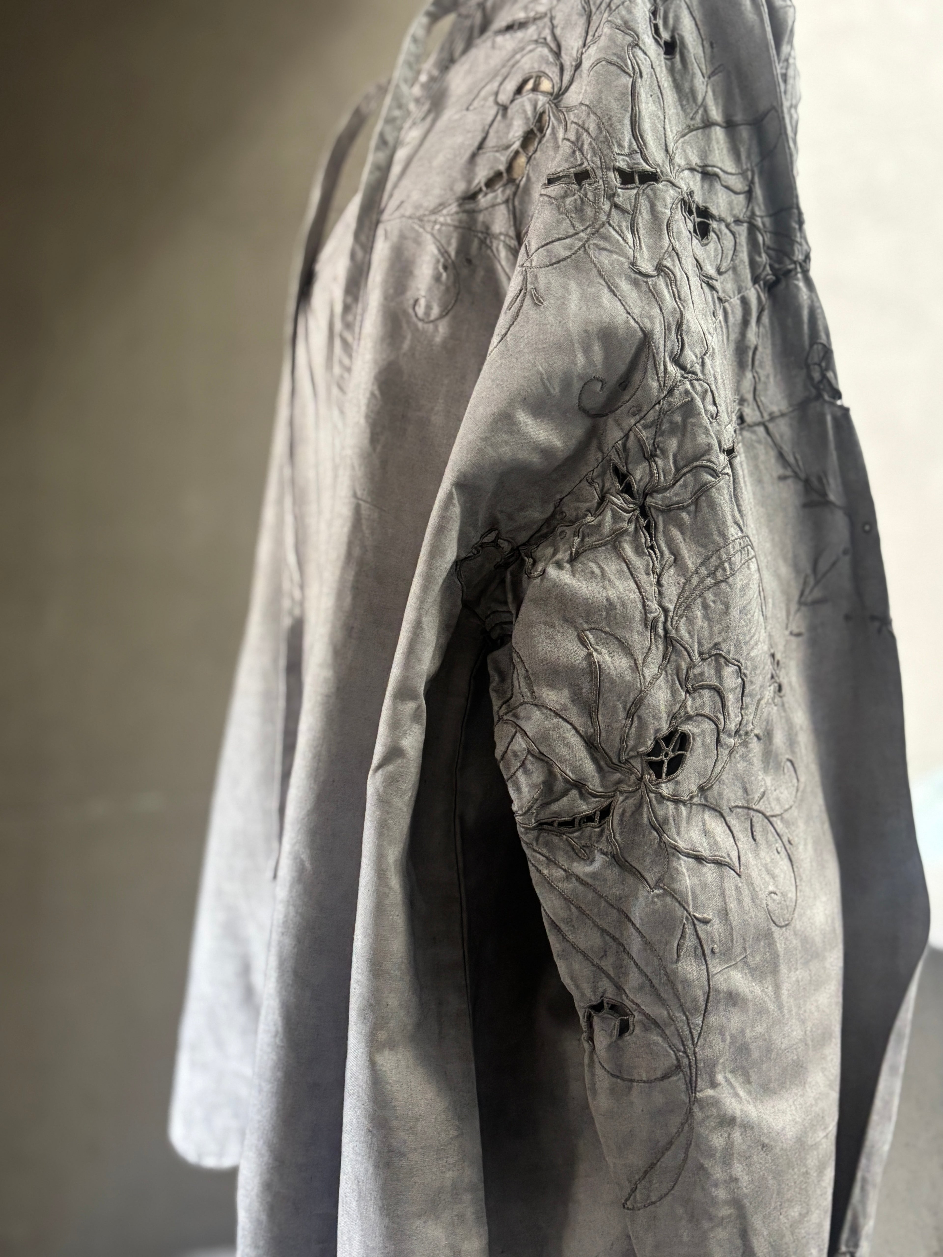 静縫（Seihō）｜Quiet Cutwork Blouse