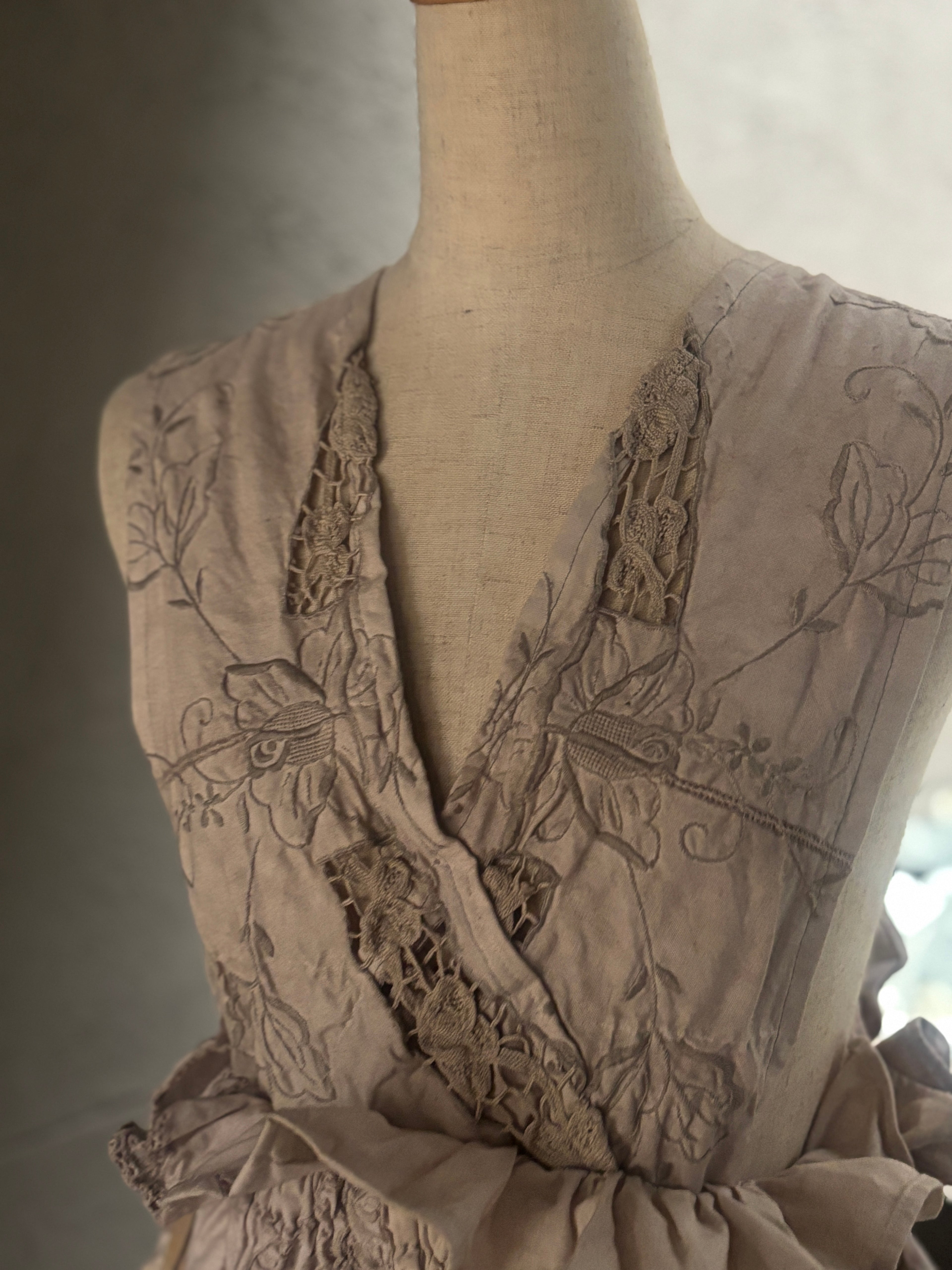重紋（Jūmon）– Embroidered Wrap Frill Vest