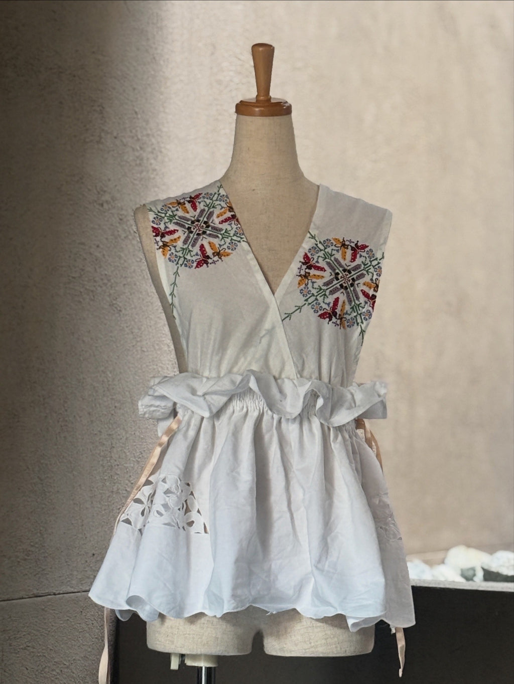 違紋（Imon） – Embroidered Wrap Frill Vest