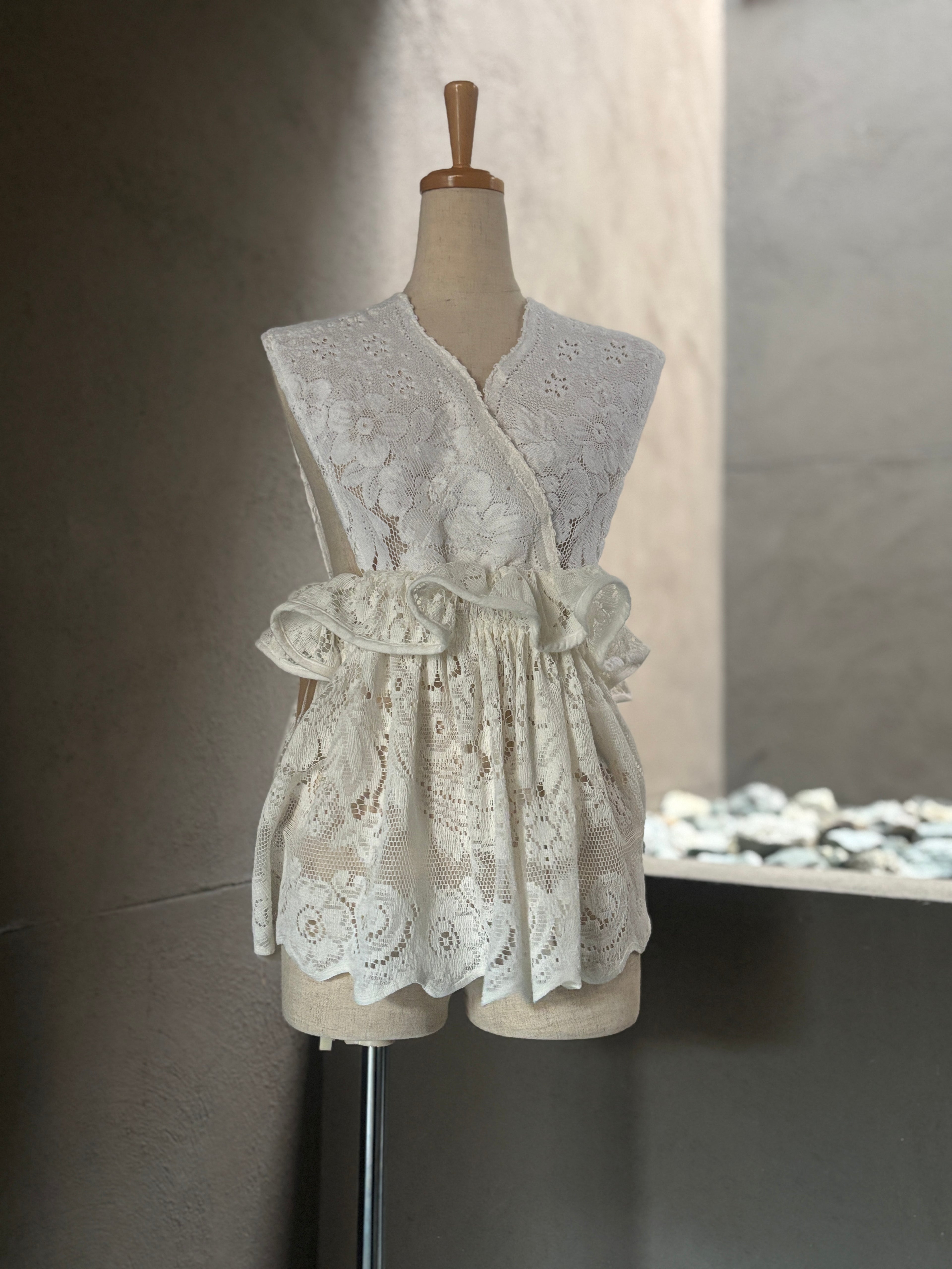 白層（Hakusō） – Layered Lace Wrap Vest