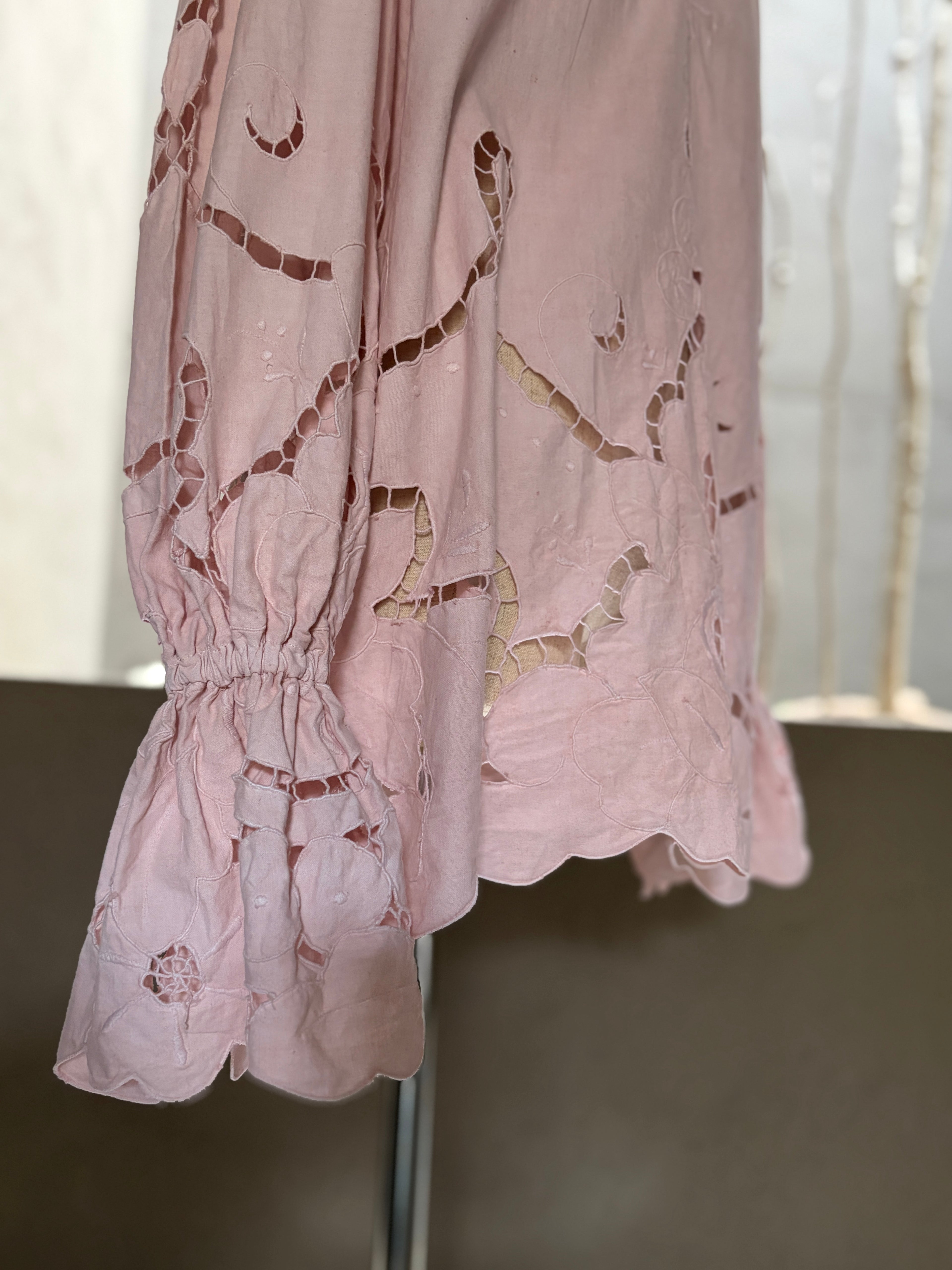 桃影（Momokage）– Blush Lace Blous