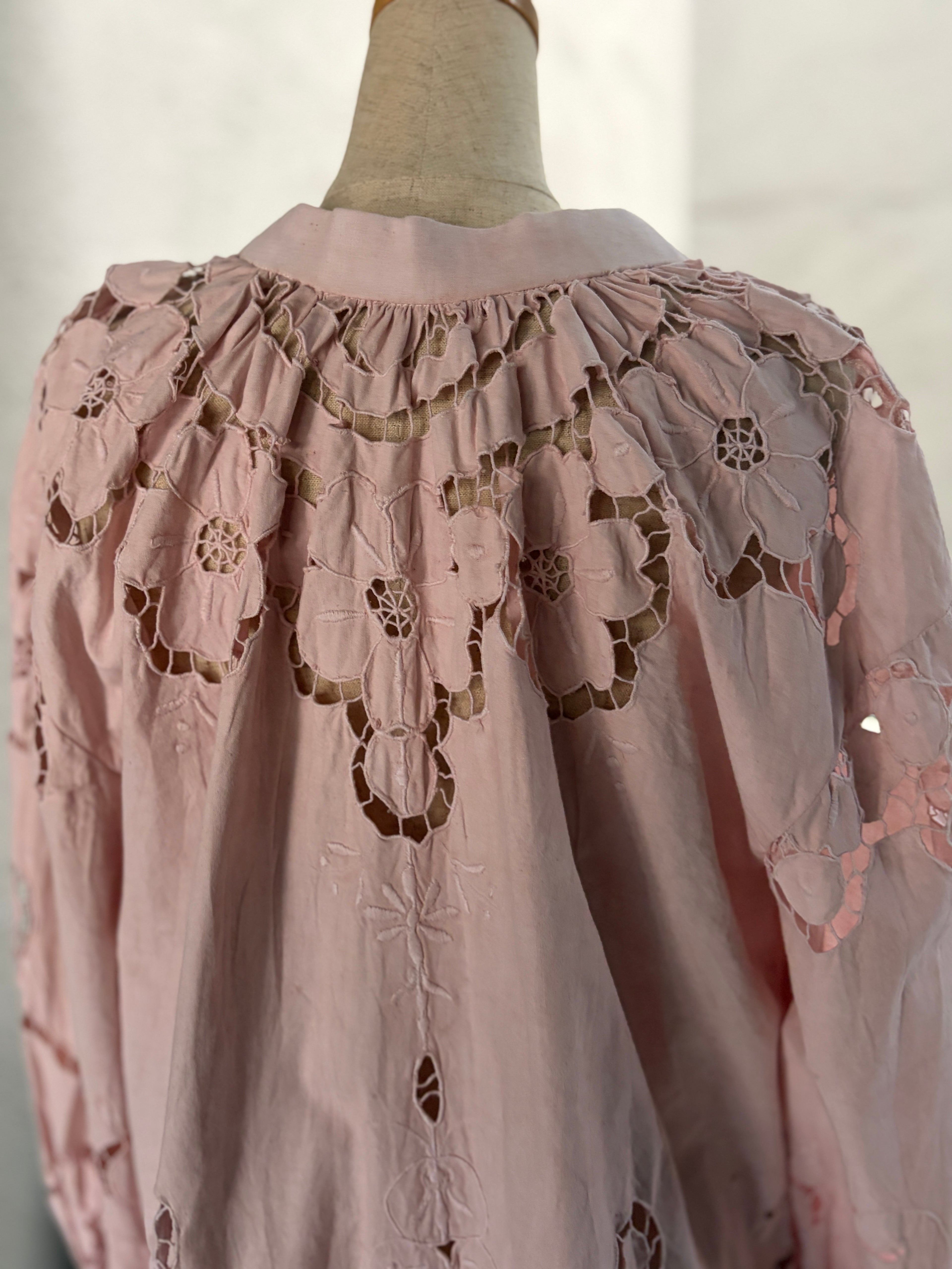 桃影（Momokage）– Blush Lace Blous