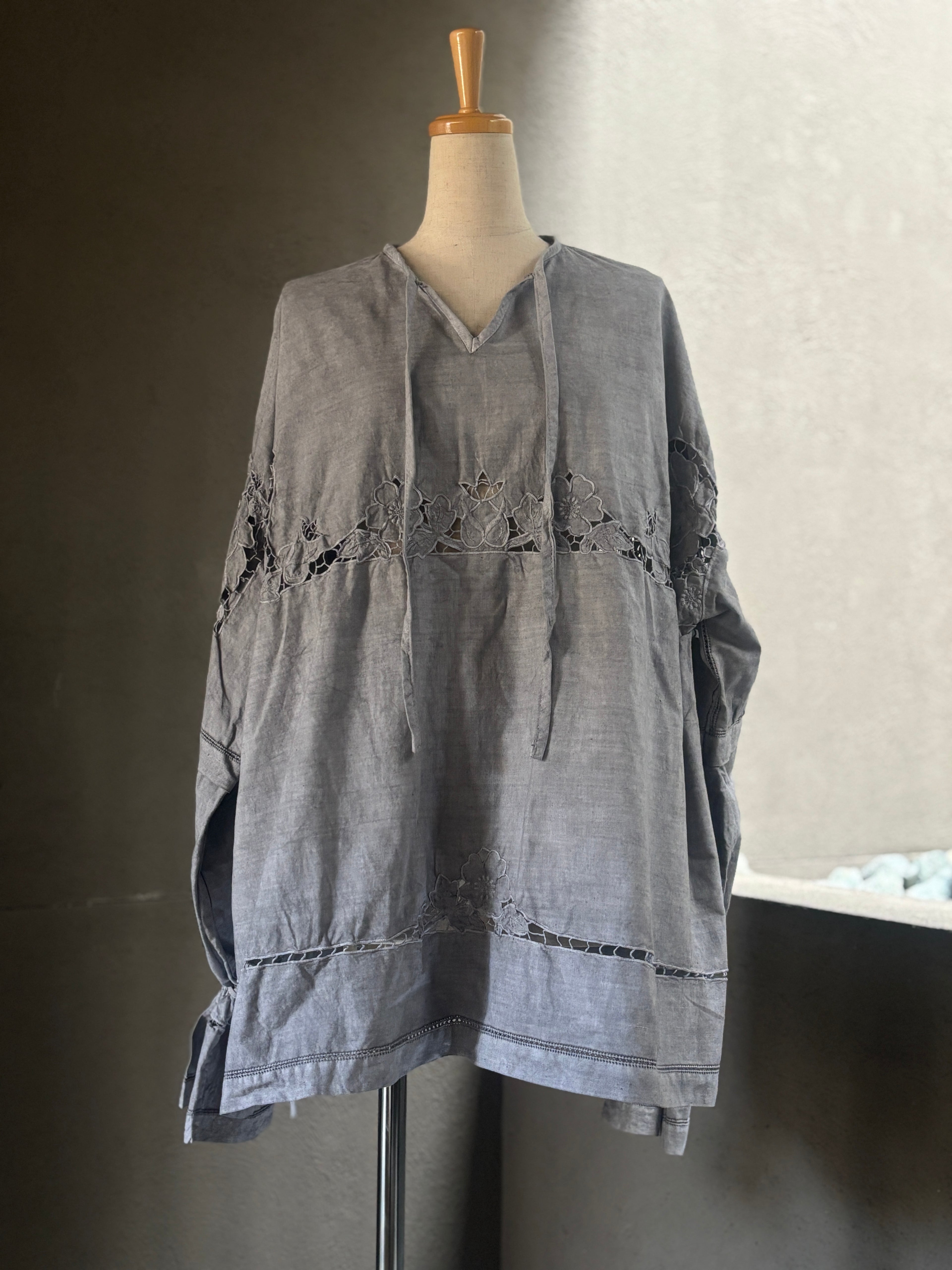 環影（Kan-ei）｜Circular Cutwork Blouse