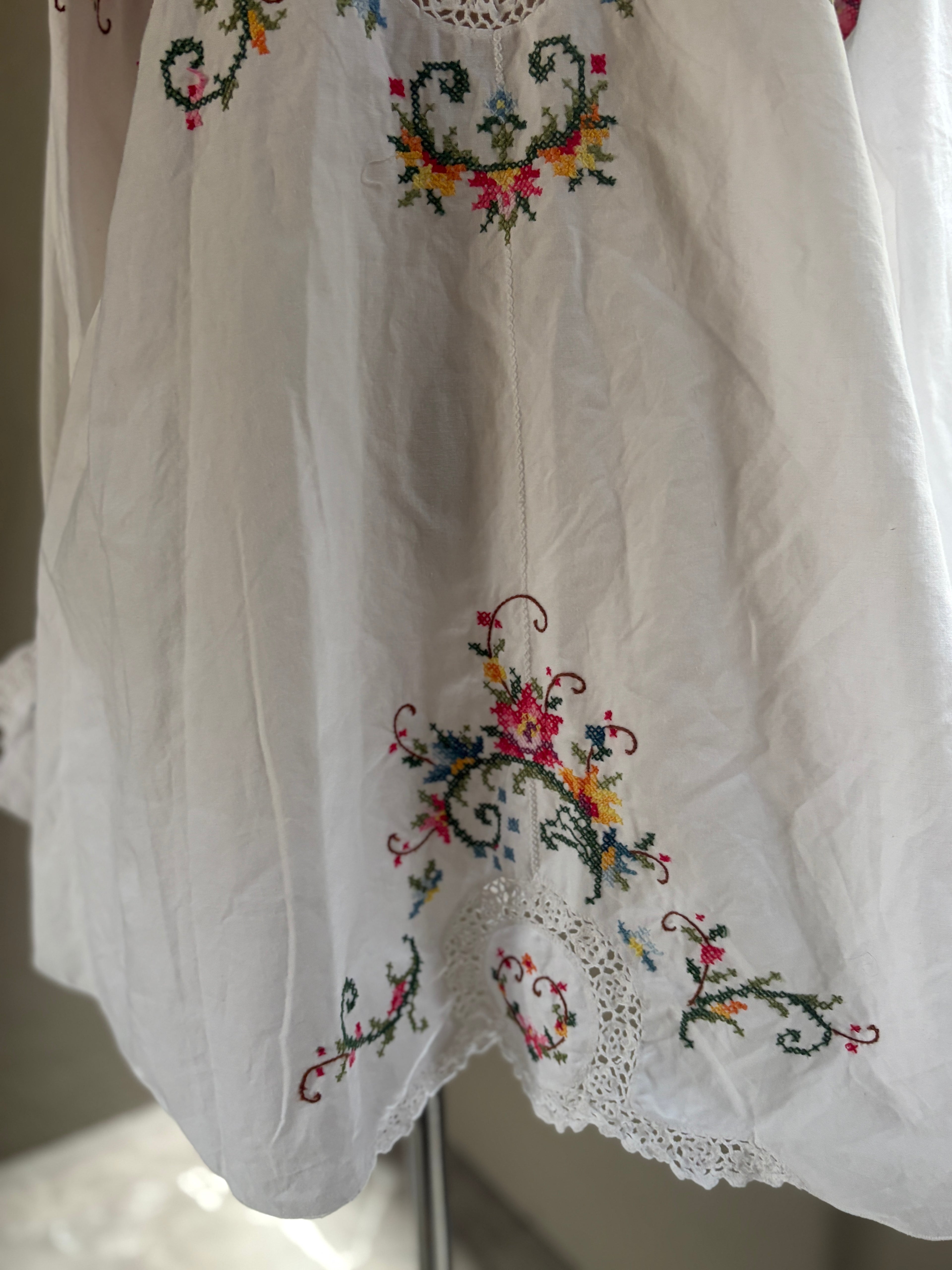1 彩環（Saikan）｜Embroidered Blouse