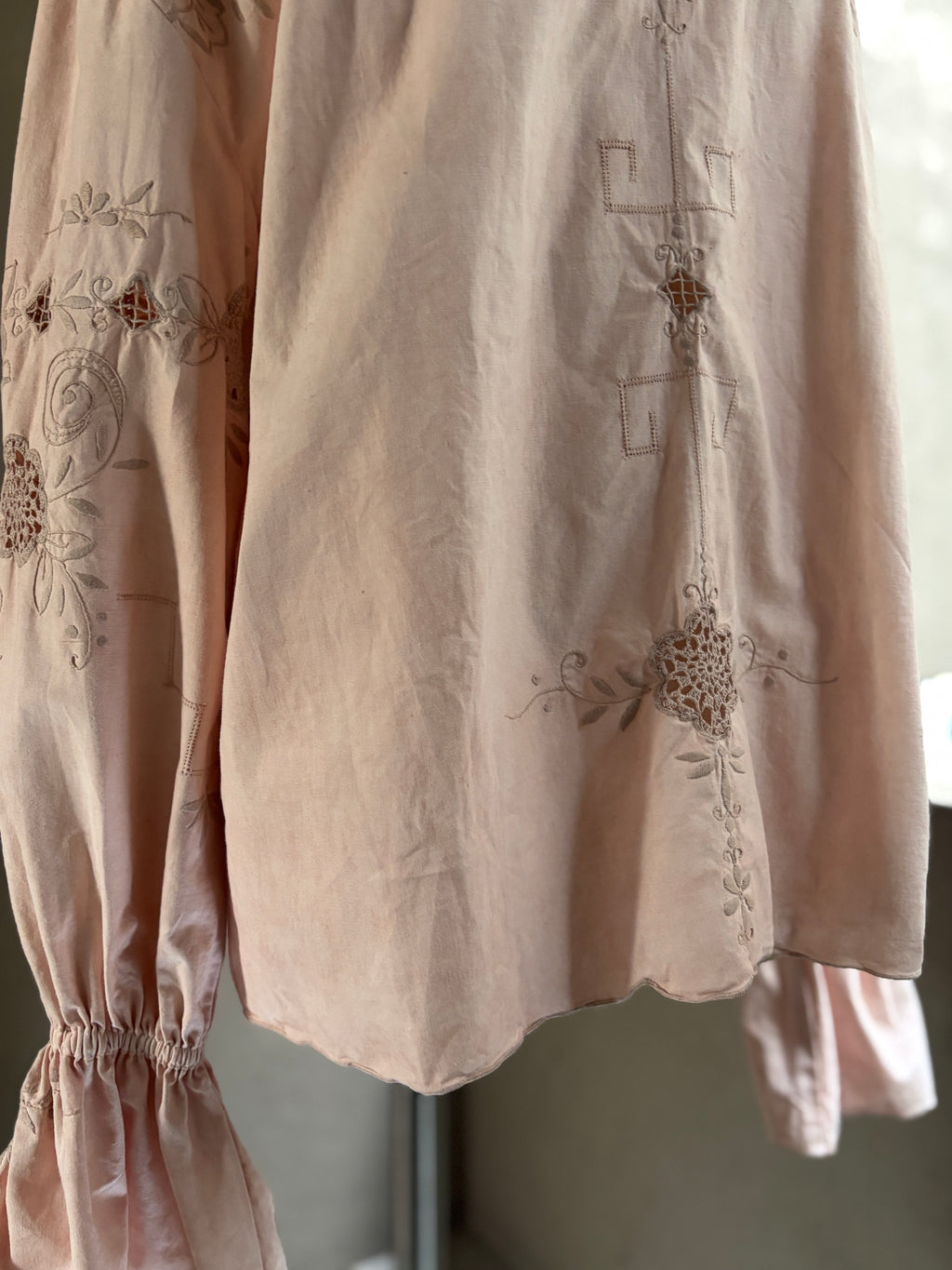 薄花（Usubana）– Lace Embroidery Blouse