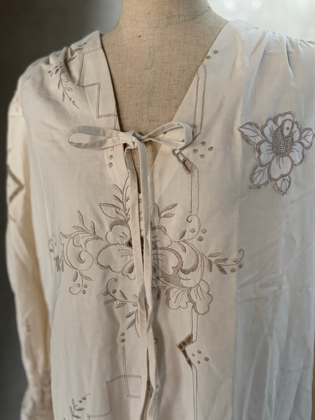 綺章（Kishō）｜Ornate Ivory Dress