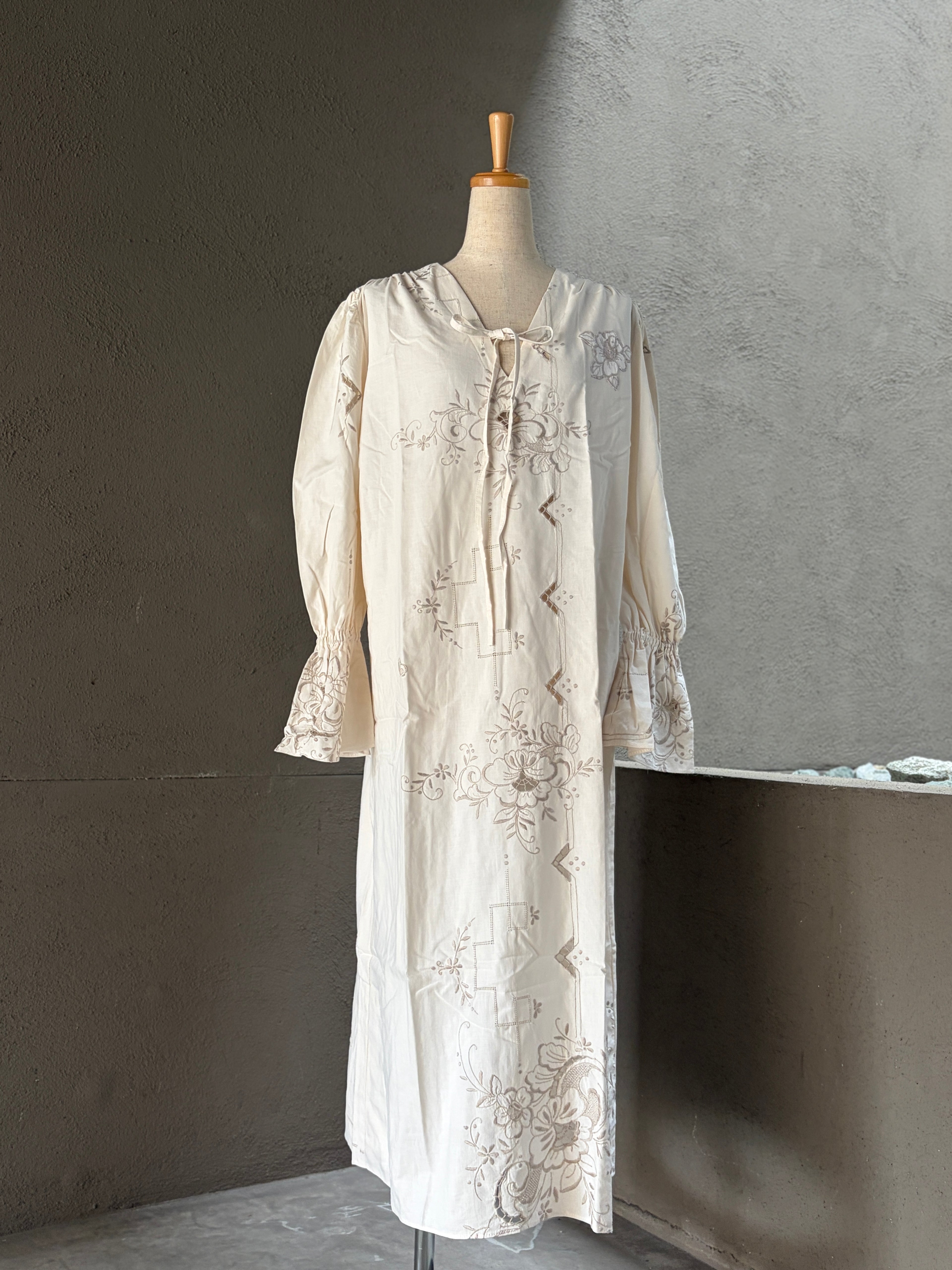 綺章（Kishō）｜Ornate Ivory Dress