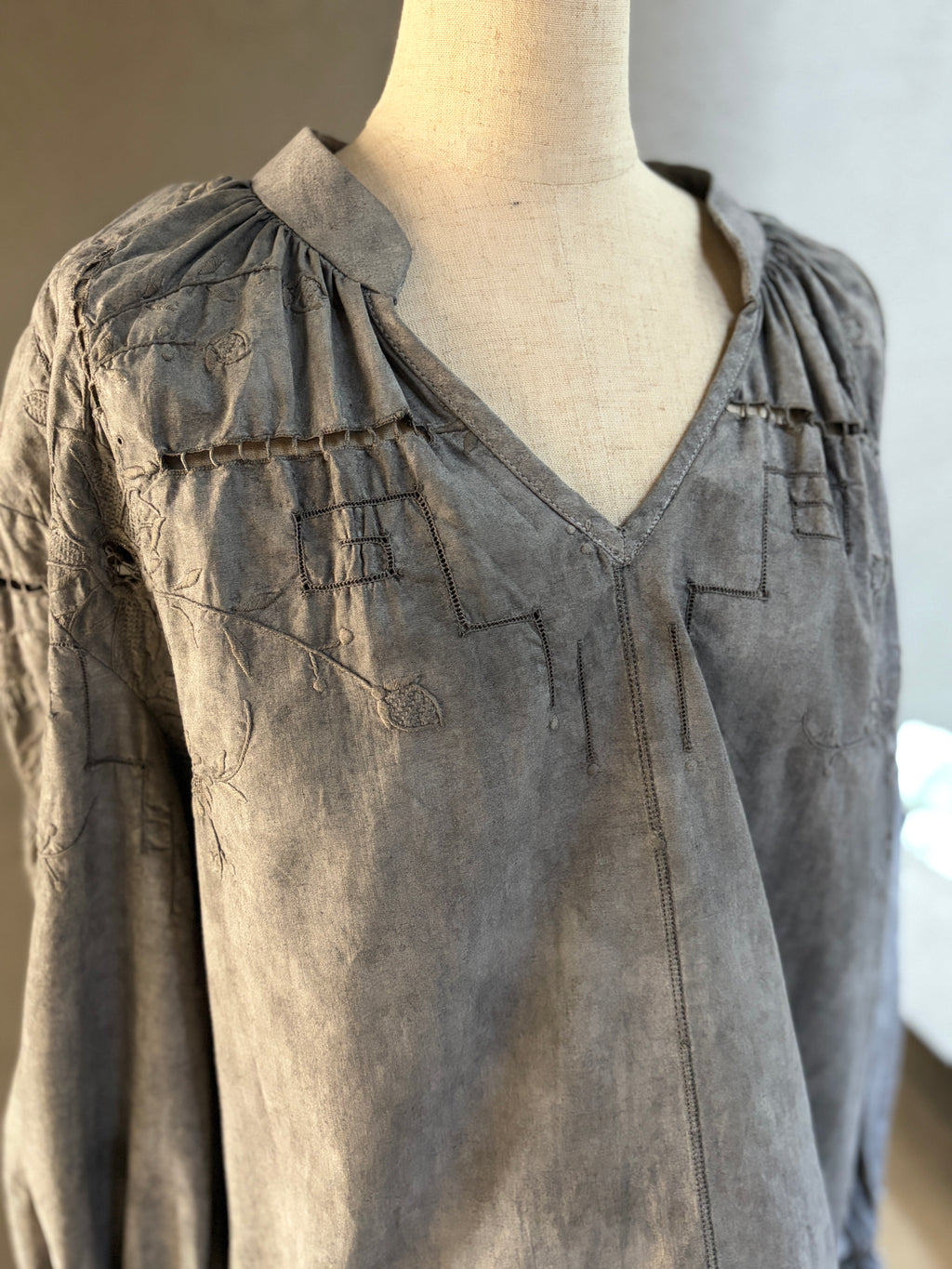 無景（Mukei）– Bengara Dyed Lace Blouse