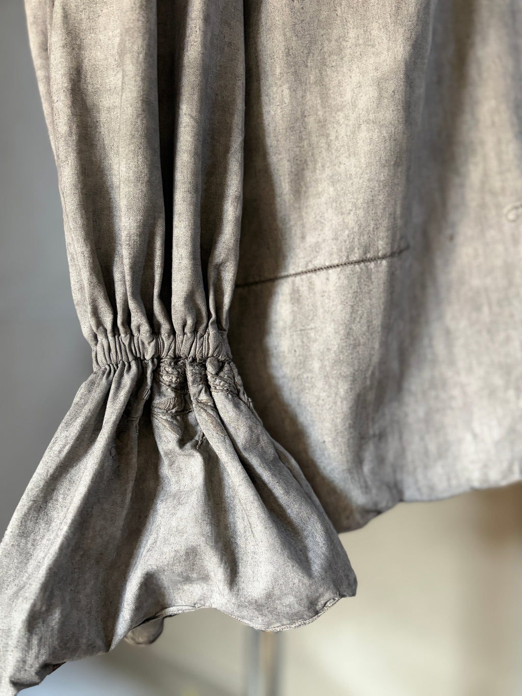 無景（Mukei）– Bengara Dyed Lace Blouse