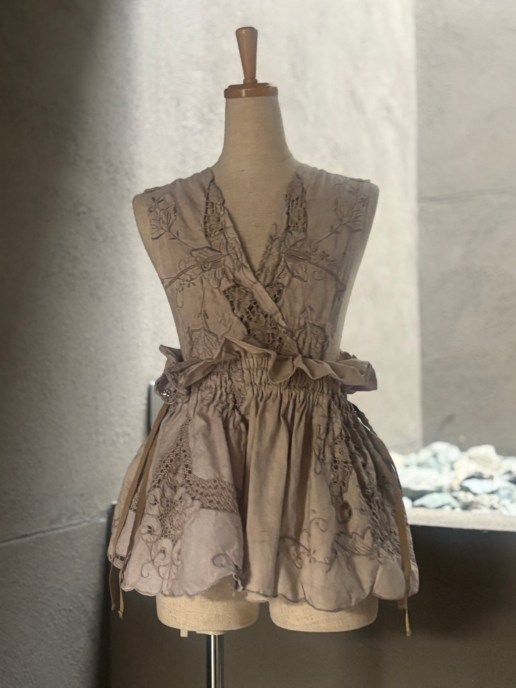 重紋（Jūmon）– Embroidered Wrap Frill Vest