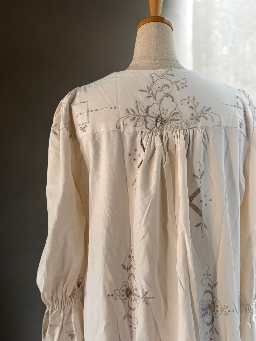 綺章（Kishō）｜Ornate Ivory Dress