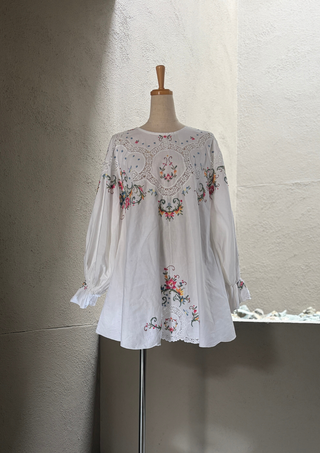1 彩環（Saikan）｜Embroidered Blouse