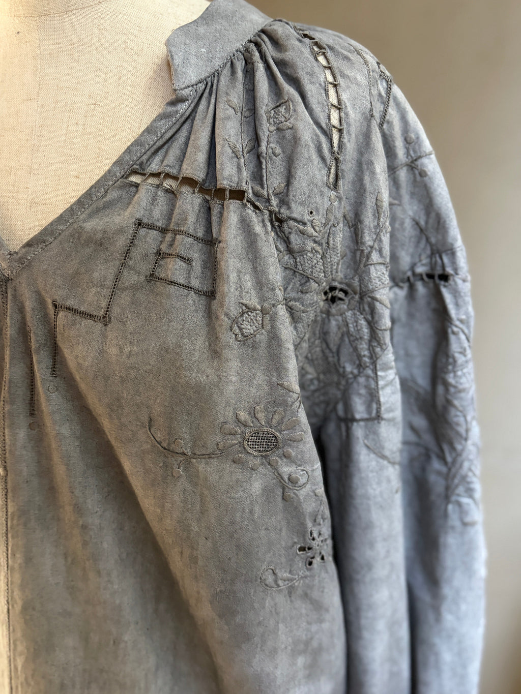 無景（Mukei）– Bengara Dyed Lace Blouse