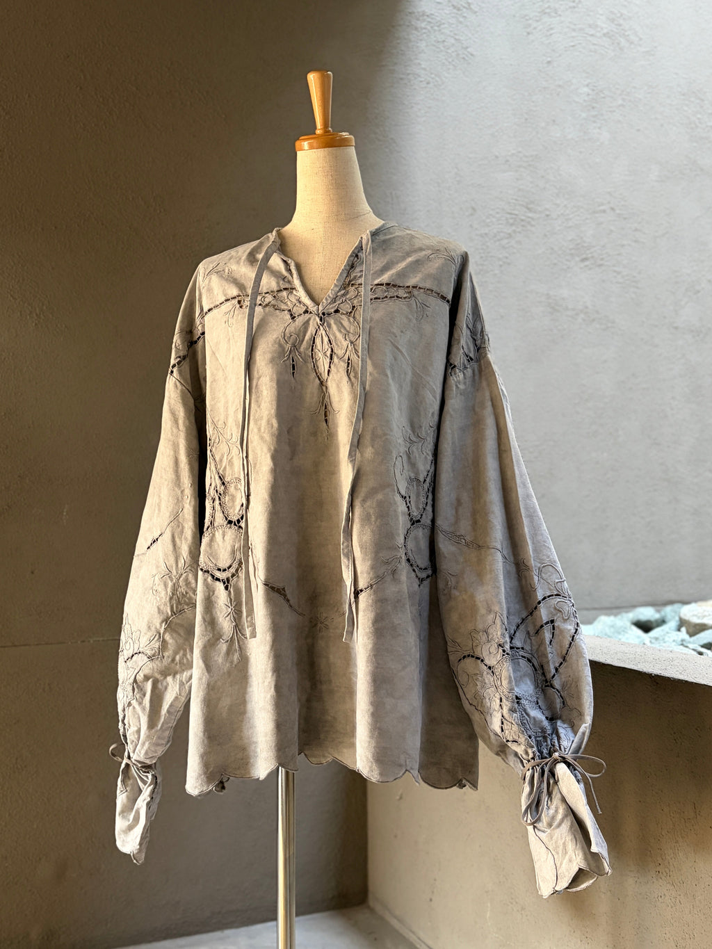 果影（Kaei）– Vintage Embroidered Blouse